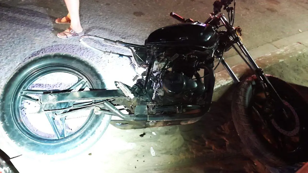 El conductor de una moto al atropellar a un can por la avenida Nuevo León entre calles 41 y 42 que no fue localizado, resultó lesionado al caer sobre el pavimento